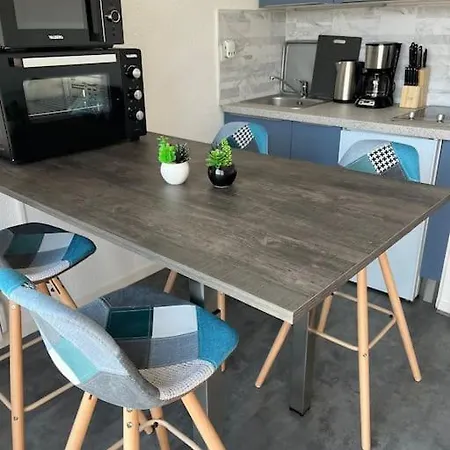 4 Pers Proche De La * Camiers